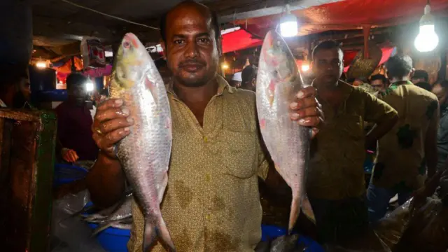 ஹில்சா வகை மீன் உற்பத்தில் வங்கதேசம் முன்னணி நாடாக இருக்கின்றது.