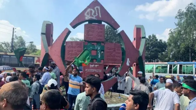 গুলিস্তানের জিরো পয়েন্ট এলাকায় নূর হোসেন চত্বর