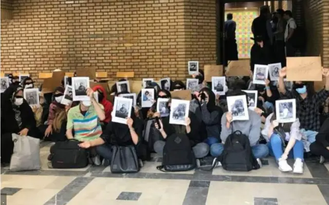 گروهی از دانشجویان معترض دانشکده علوم اجتماعی دانشگاه تهران در روز اول آبان