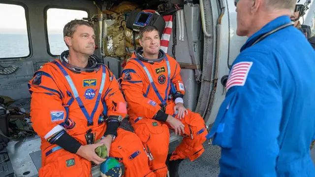 Foto Jeremy Hansen na Reid Wisemanoge ha nọ n'ụgbọelu helikọpta buputara ha ka ha laghachitere n'ụwa