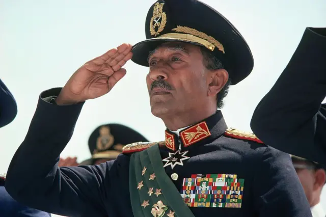 Le président égyptien Anouar el-Sadate lors d'un défilé militaire, peu avant son assassinat par des soldats.