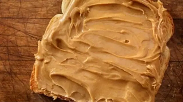 పీనట్ బటర్ రాసిన రొట్టె