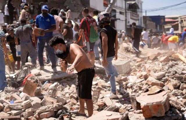 Búsqueda de sobrevivientes entre los escombros de un edificio en Cali.