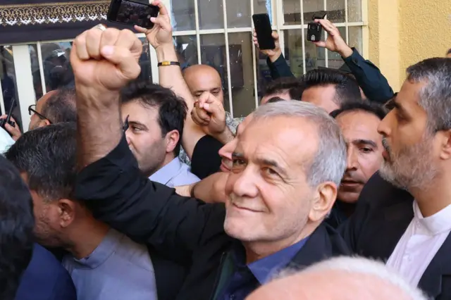Masoud Pezeshkian tras votar el viernes 4 de julio