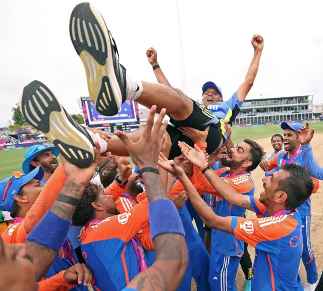 ਭਾਰਤੀ ਖਿਡਾਰੀ ਕੋਚ ਰਾਹੁਲ ਦਰਾਵਿੜ ਨੂੰ ਹਵਾ ਵਿੱਚ ਉਛਾਲਦੇ ਹੋ