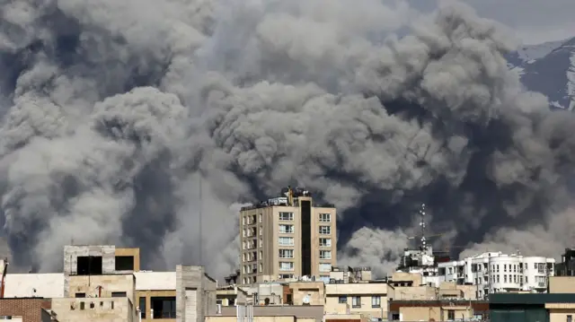 Fumaça entre prédios em Teerã