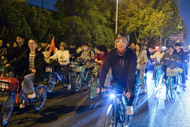 College students from Zhengzhou cycle to Kaifeng, 50 km away, at night on November 8, 2024 in Zhengzhou