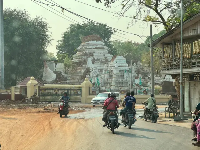 ဧပြီ ၂ ရက် ငလျင်ဒဏ်သင့်မန္တလေးမြို့ မြင်ကွင်းများ။ 