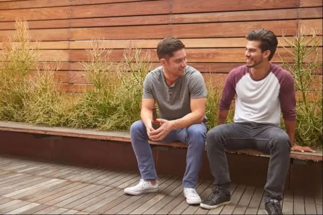 دو مرد ایک بینچ پر بیٹھے ہوئے ہیں