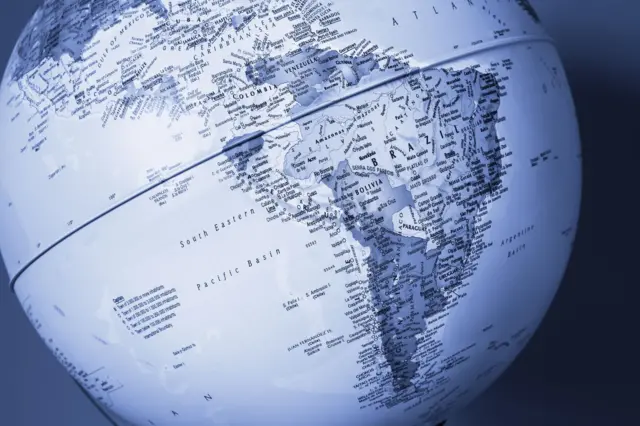 Globo terrestre, com mapa do Brasil aparente