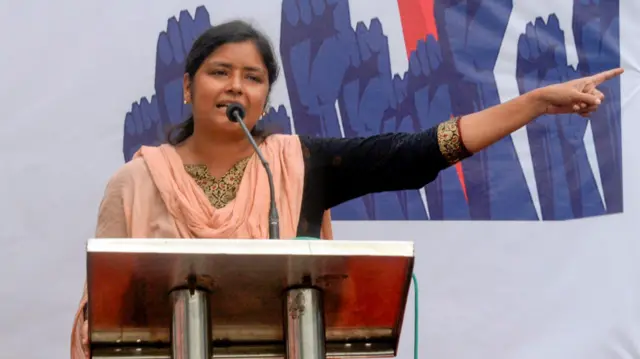 উত্তরপাড়ার সিপিআইএম প্রার্থী মীনাক্ষী মুখার্জী ভাষণ দিচ্ছেন — ফাইল ছবি