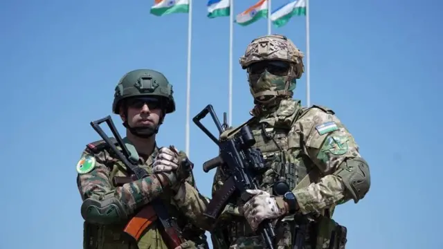 Бир Ўзбек ҳарбийси, яна бир Ҳинд ҳарбийси билан қўл ушлаб турибди