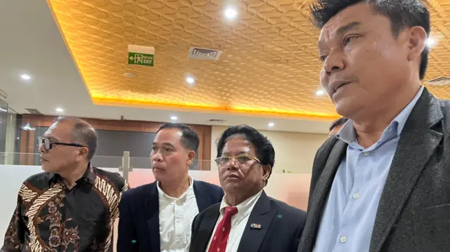 Sihol Situngkir (berdasi merah)