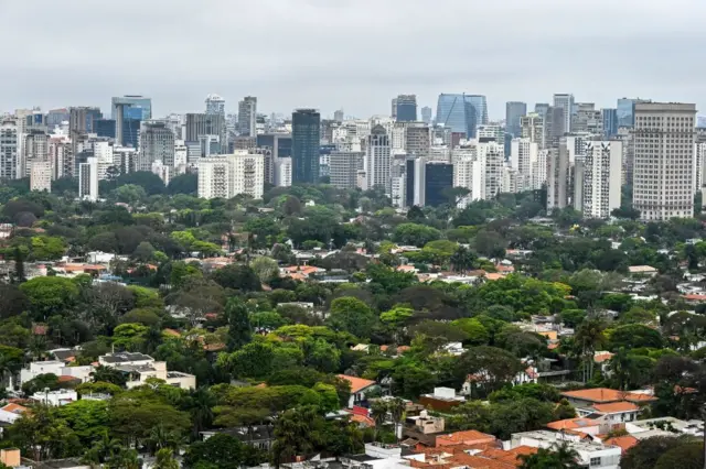 Foto aérescomo ganhar na roleta relampagocasas com muitas árvores e prédios ao fundo 