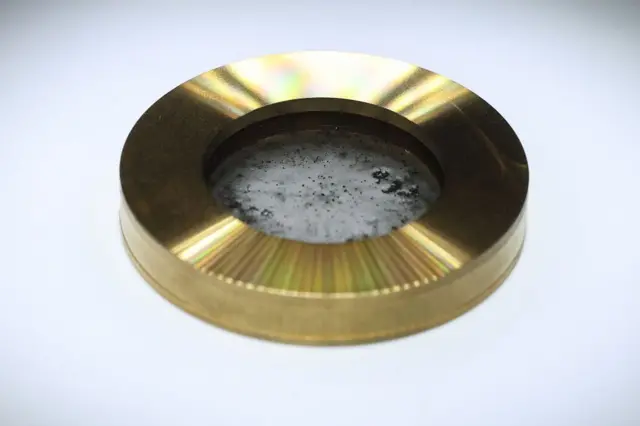 चँग ई 5 यानाने चंद्रावरून आणलेली माती.