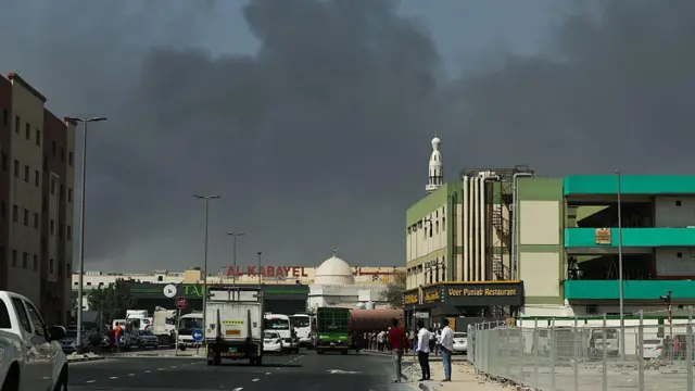 दुबई में हुए ईरानी हमले के बाद आकाश की ओर देखते लोग. (तस्वीर: 1 मार्च 2026)) ईरान ने खाड़ी देशों में मौजूद अमेरिकी सैन्य बेस पर हमले किए