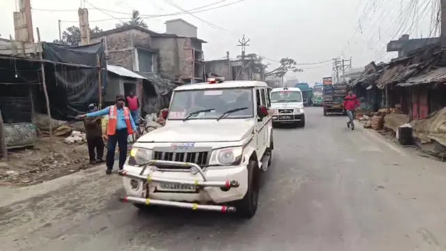 পুলিশের প্রহরায় বাংলাদেশী মৎস্যজীবীদের নিয়ে যাওয়া হচ্ছে হলদিয়ায় ভারতীয় কোস্ট গার্ডের দফতরে