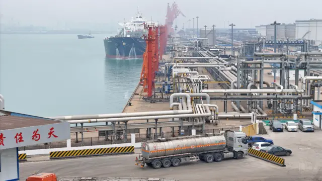 ناقلة نفط في ميناء شاندونغ
