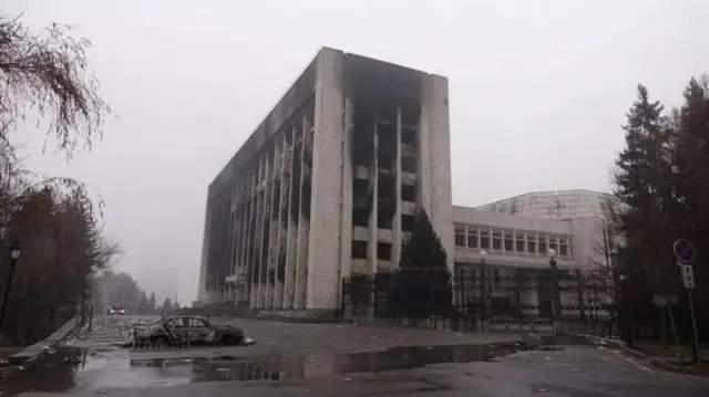 Алматы акиматынын имараты кол салуудан кийин