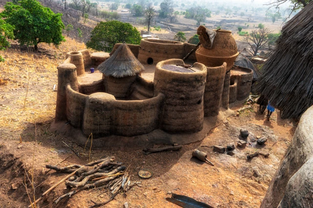 Maison traditionnelle fortifiée dite Tata Somba du peuple Tamberma à Koutammakou, également connue sous le nom de Vallée de la Tamberma ou la Terre des Batammariba au Togo.