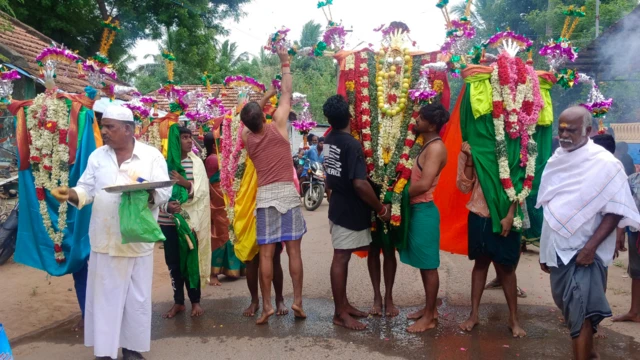 தமிழ்நாடு: மொஹரம் தினத்தில் அல்லாவுக்கு தீ மிதித்த இந்துக்கள், பிரசாதம் வழங்கிய முஸ்லிம்கள்