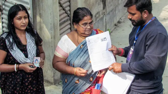 पश्चिम बंगाल के नादिया ज़िले के करीमपुर विधानसभा क्षेत्र में एसआईआर अधिकारी दो महिलाओं को एसआईआर फ़ॉर्म बांट रहा है