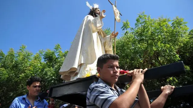 Fiéis carregando a imagem365betCristo365betprocissão