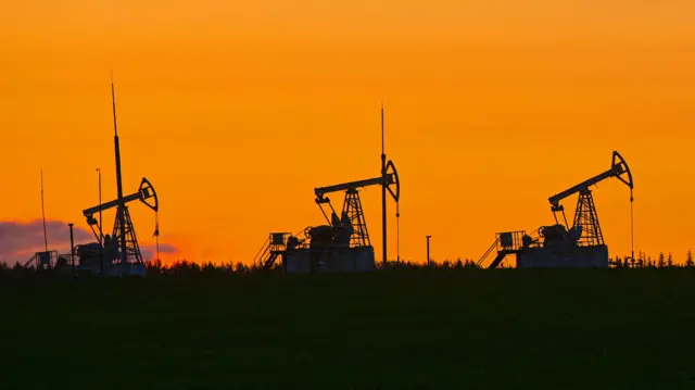 صورة تُظهر حفّارات نفطية في روسيا.