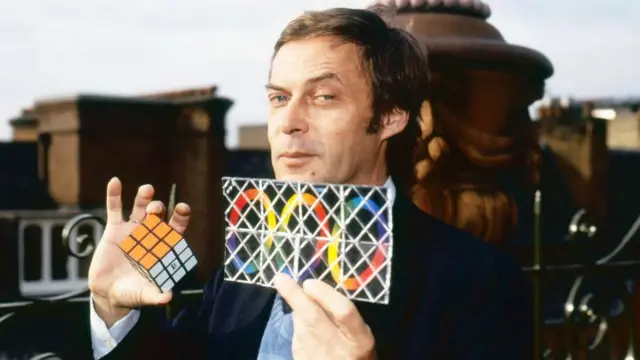 Ernő Rubik segurando cubo mágico