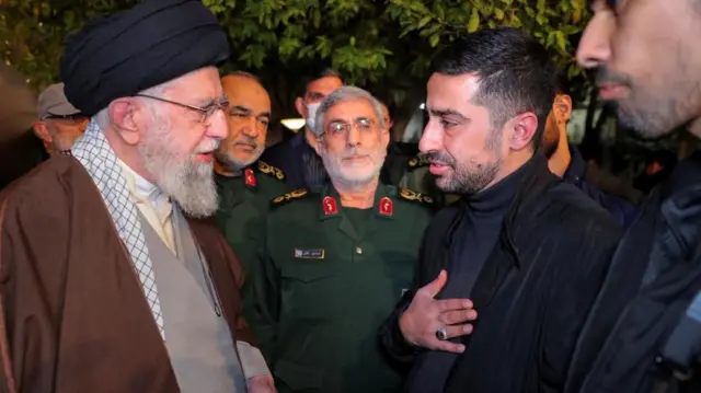 دیدار رهبر جمهوری اسلامی با خانواده سیدرضی موسوی در حضور مرتضی قاآنی فرمانده سپاه قدس و حسین سلامی، فرمانده کل سپاه پاسداران