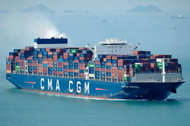 Un carguero cargado de contenedores navega cerca de la isla de Lantau el 5 de marzo de 2026, en Hong Kong, China. 