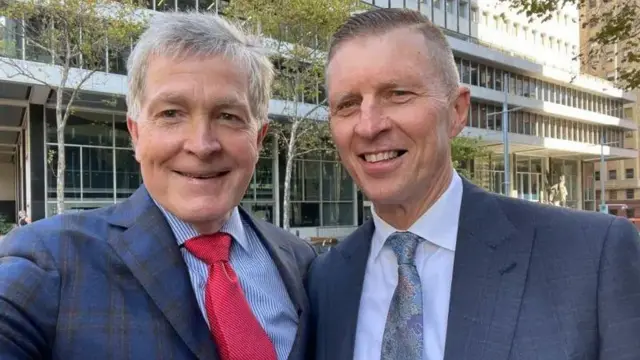 Steve Johnson dengan Kepala Inspektur Peter Yeomans pada tahun 2022.