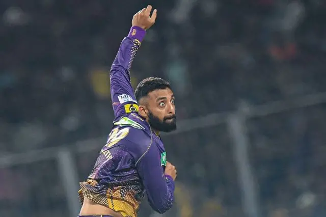 කොල්කටා නයිට් රයිඩර්ස් කණ්ඩායම නියෝජනය කරන වරුන් චක්රවර්ති මේ වන විට වැඩි ම කඩුලුලාභීන්ගේ ලැයිස්තුවේ 2 වන ස්ථානයේ පසු වෙයි.