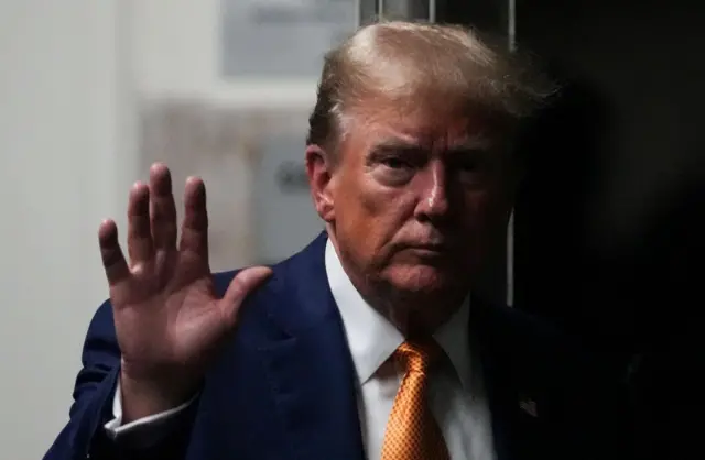 Donald Trump al salir de la audiencia