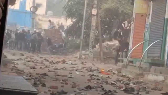 संभल में जामा मस्जिद के सर्वे के दौरान पत्थरबाजी 