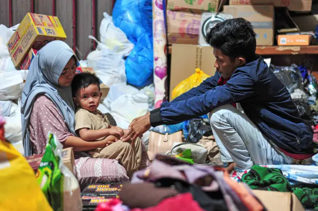Penyintas bencana banjir bandang berada di posko pengungsian SDN 5 Kayu Pasak, Nagari Salareh Aia, Palembayan, Agam, Sumatra Barat, Minggu (7/12/2025). Menteri Perumahan dan Kawasan Permukiman (PKP) Maruarar Sirait mengatakan relokasi hunian bagi warga terdampak banjir dan longsor di Sumatra akan dipercepat, selaras dengan arahan Presiden Prabowo. 
