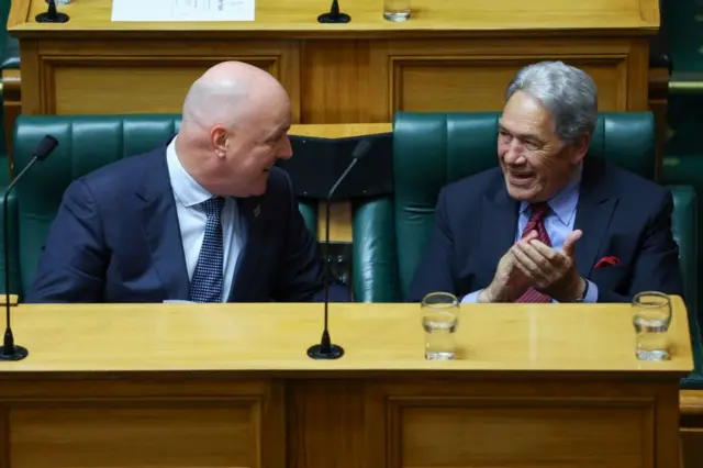 ক্রিস্টোফার লাক্সনের সঙ্গে উইনস্টন পিটার্স