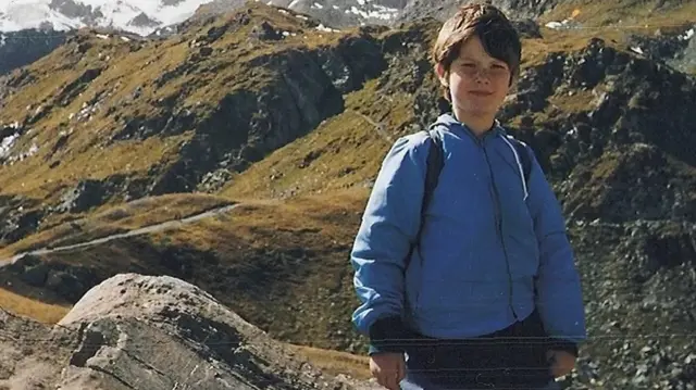 Un jeune garçon à la montagne.