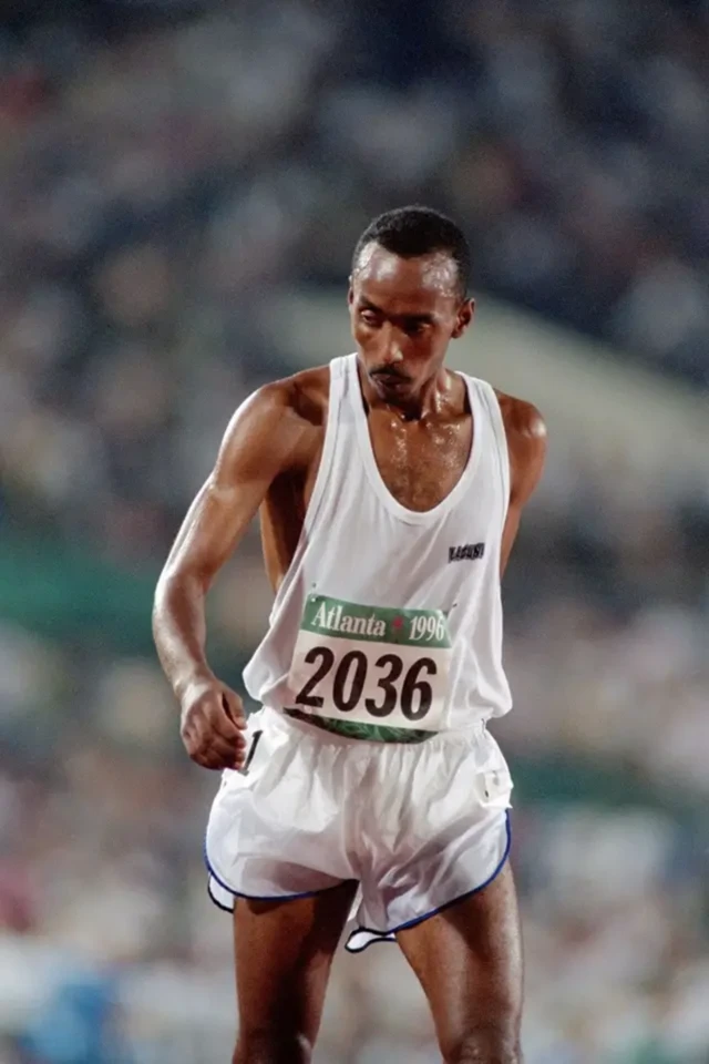 달리기 결승선을 통과한 아부 마라힐 