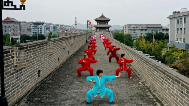 Le tai chi favorise la sérénité grâce à des mouvements doux et fluides.