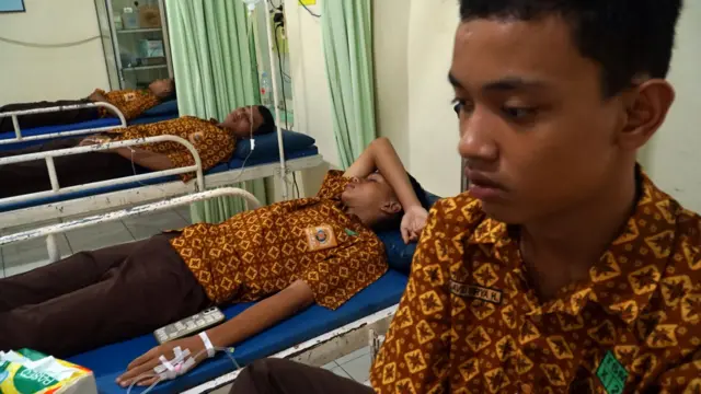 Siswa menjalani perawatan usai mengalami gangguan pencernaan seusai menyantap makanan di Puskesmas Beji, Tulungagung, Jawa Timur, Kamis (22/1/2026).