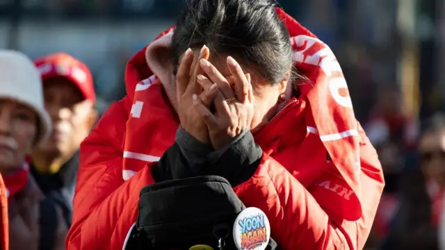 žena plače ispred suda u Seulu