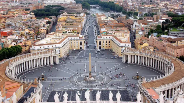 Foto da Praça São Pedro vista de cima, na cidade do Vaticano.