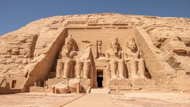 معبد أبو سمبل الذي بناه الملك رعمسيس الثاني 