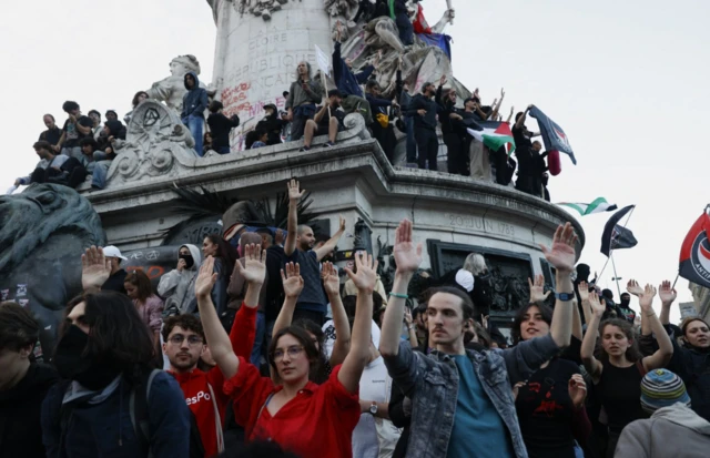 पेरिस के अहम स्कॉयर पर जुटे प्रदर्शनकारी