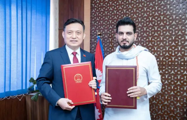 सम्झौतामा हस्ताक्षरपछि भौतिक पूर्वाधार तथा यातायात तथा सहरी विकासमन्त्री सुनील लम्साल र नेपालका लागि चिनियाँ राजदूत झाङ माओमिङ