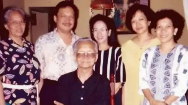 Maya (paling kanan), Santi (berbaju garis hitam-putih), Nusa (kedua dari kiri), bersama Nila (putri sulung, paling kiri) dan Diantini (baju kuning), bersama sang ayah, Supriyo (tengah), di tahun 1994.