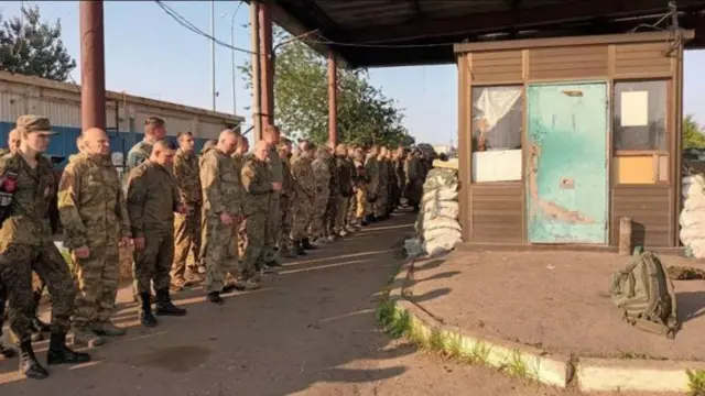 या फोटोत दिसणार्‍या रशियन सीमा रक्षकांनी शस्त्रे खाली ठेवल्याचा दावा वॅग्नर यांनी केला आहे.