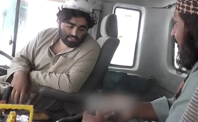 د هند په نیمه وچه کې د القاعده مسؤل "قاري عمران" له یوه ځانمرګي بریدګر سره په ګاډی کې ناست دی او هغه ته د چاودېدونکو توکو د چاودلو څرنګوالي تشریح کوي