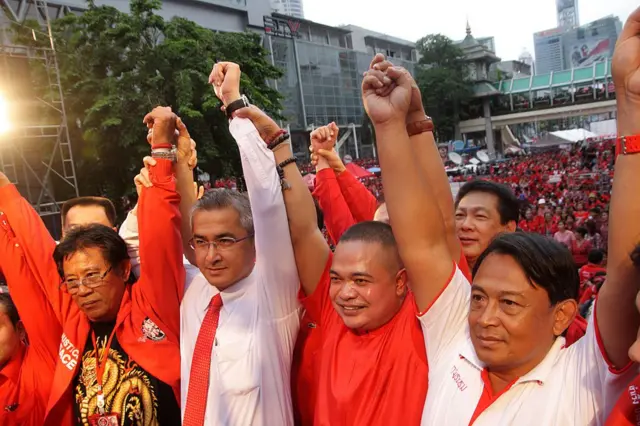 
ก่อแก้ว (เนคไทน์แดง) ร่วมงานรำลึก 3 ปีเหตุการณ์สลายการชุมนุม นปช. ที่แยกราชประสงค์ ซึ่งเป็นเหตุให้มีผู้เสียชีวิตเกือบ 100 คน (ทหาร 26 คนและผู้ประท้วง 65 คน) และบาดเจ็บเกือบ 1,900 คน จากการปะทะกันเมื่อ พ.ค. 2553
